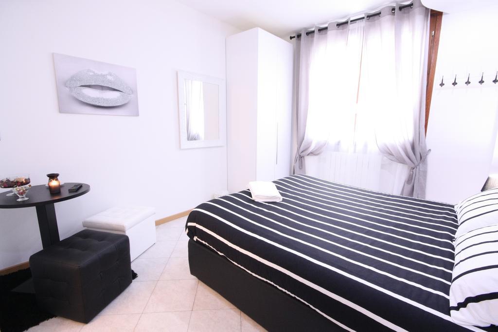 B&B Black&White And Apartments Cantù Chambre photo